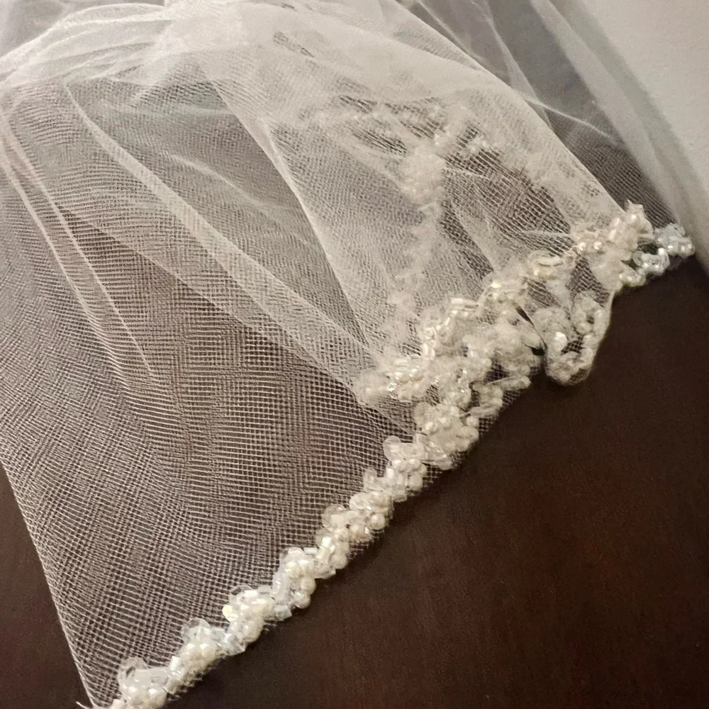 Bride & Groom white signs, drink holder, 8 sign/photo holders and a fun veil